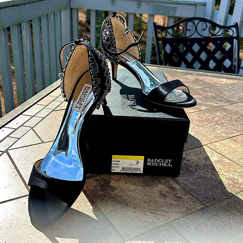 NWT - NEVER WORN Badgley Mischka Women’s Sz 8.5 Black Satin Adora dress sandals